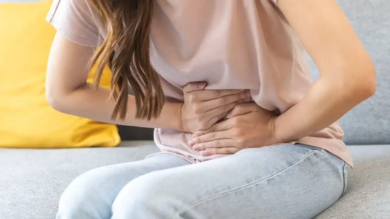 Femme souffrant de douleurs abdominales, mal de ventre.