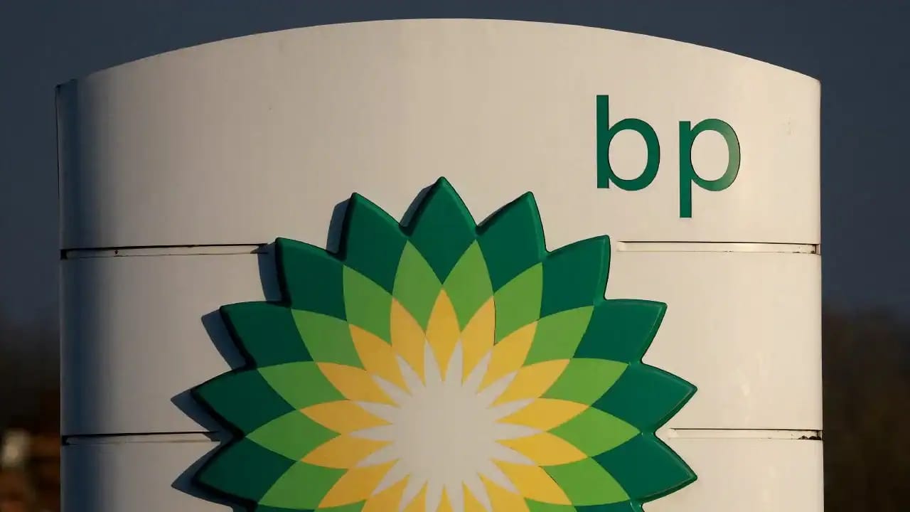 Logo de British Petroleum en Algérie, symbole de l'énergie renouvelable.