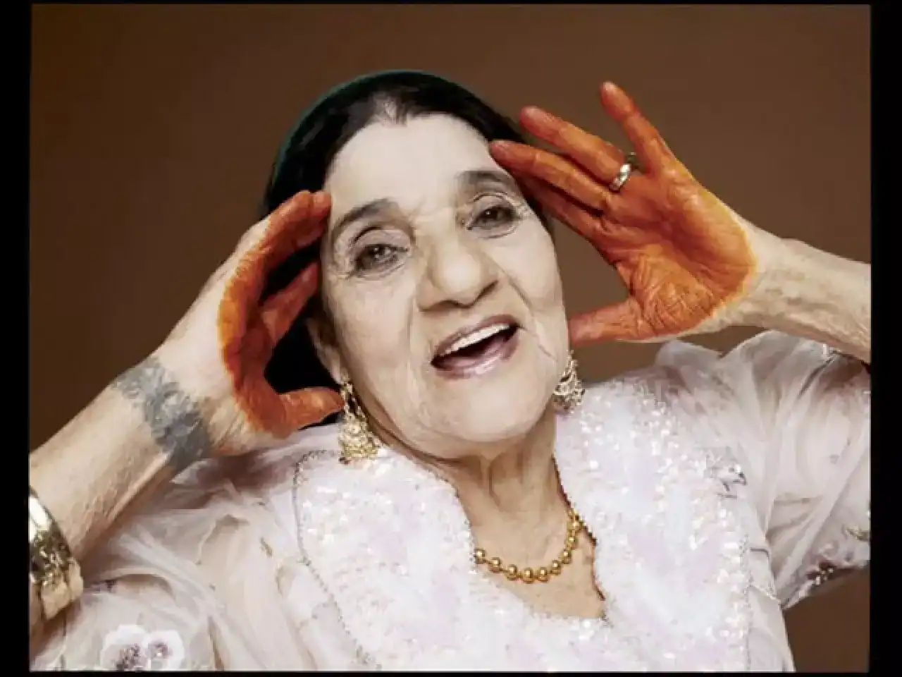 Cheikha Rimitti, mère du raï, en portrait, hommage culturel.