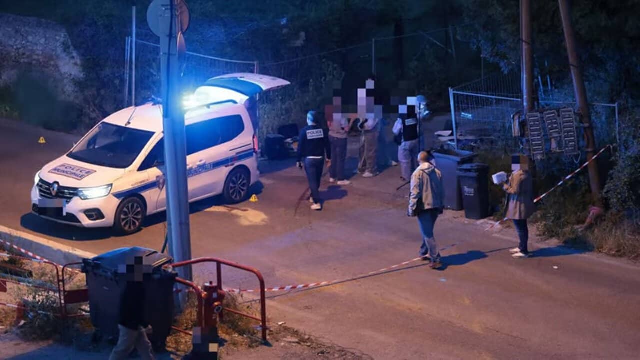 Police et témoins sur la scène d'un incident à Marseille la nuit.