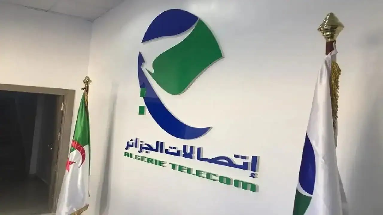 Logo d'Algérie Télécom avec drapeaux algériens.