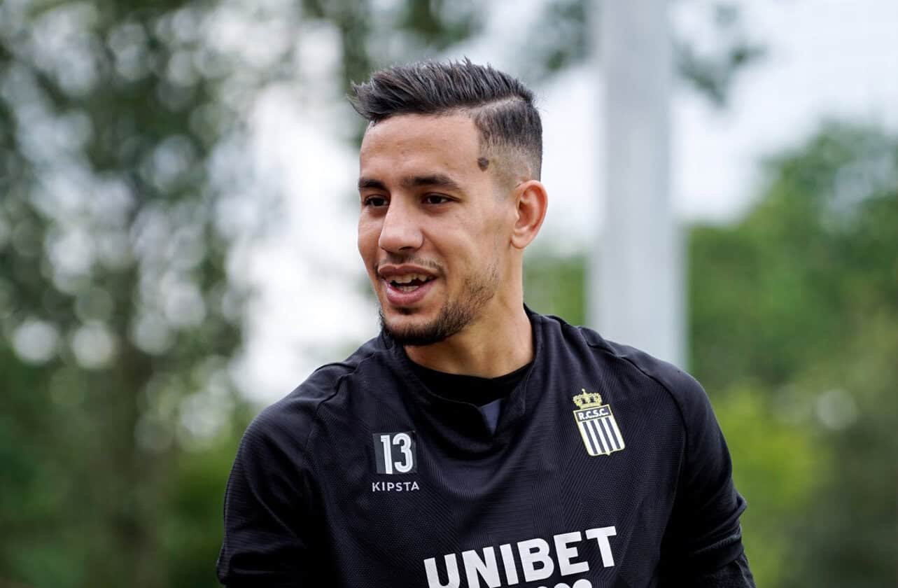 Jeune joueur de football en entraînement en extérieur.