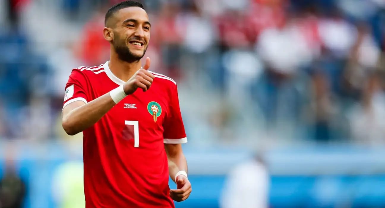 Hakim Ziyech en maillot rouge du Maroc lors d'un match.