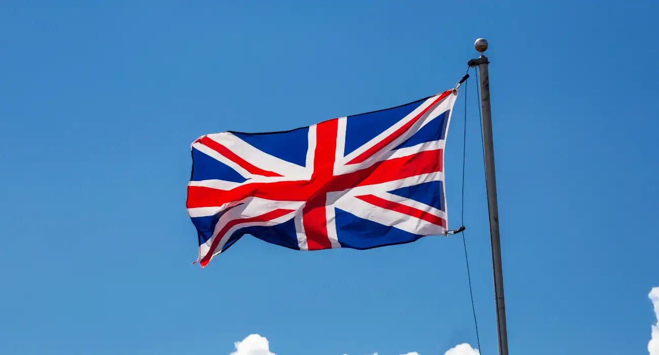 Drapeau britannique flottant dans le ciel bleu clair.