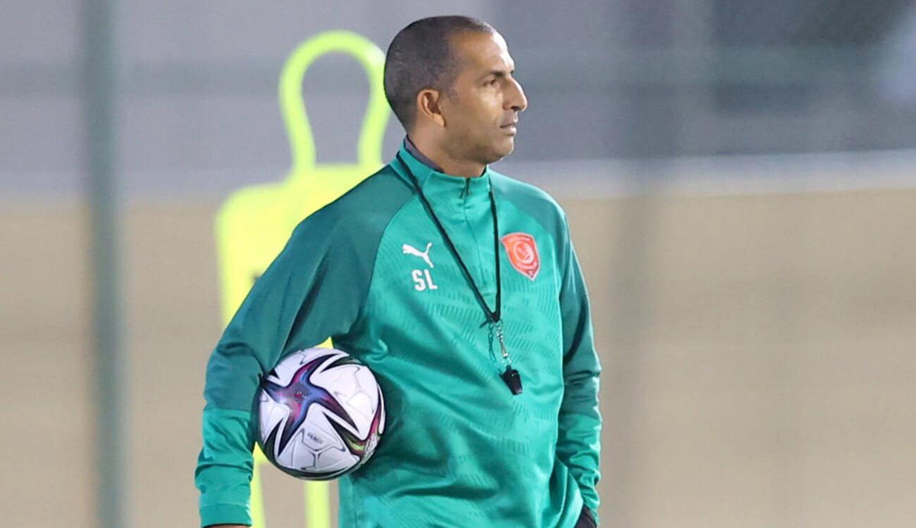 Entraîneur de football avec ballon lors d'un entraînement.