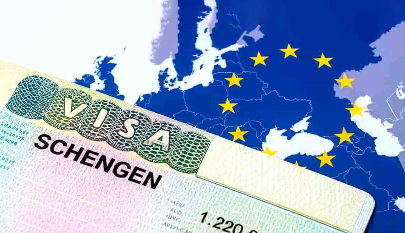 Carte de l'Europe avec étoiles de l'UE et visa Schengen en premier plan.