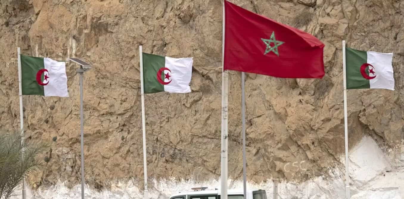 Drapeaux algériens et marocains flottant au vent.
