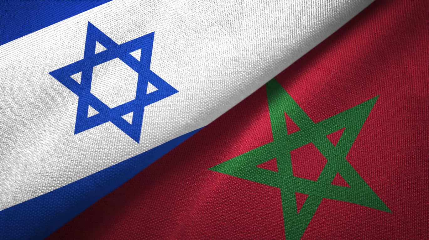 Drapeaux d'Israël et du Maroc côte à côte, symboles de relations diplomatiques.
