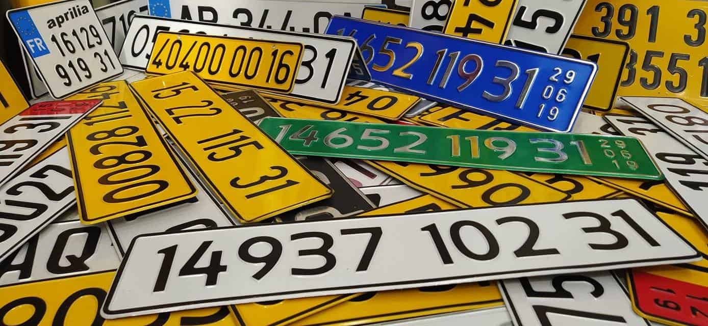 Collection de plaques d'immatriculation de différents pays et formats.