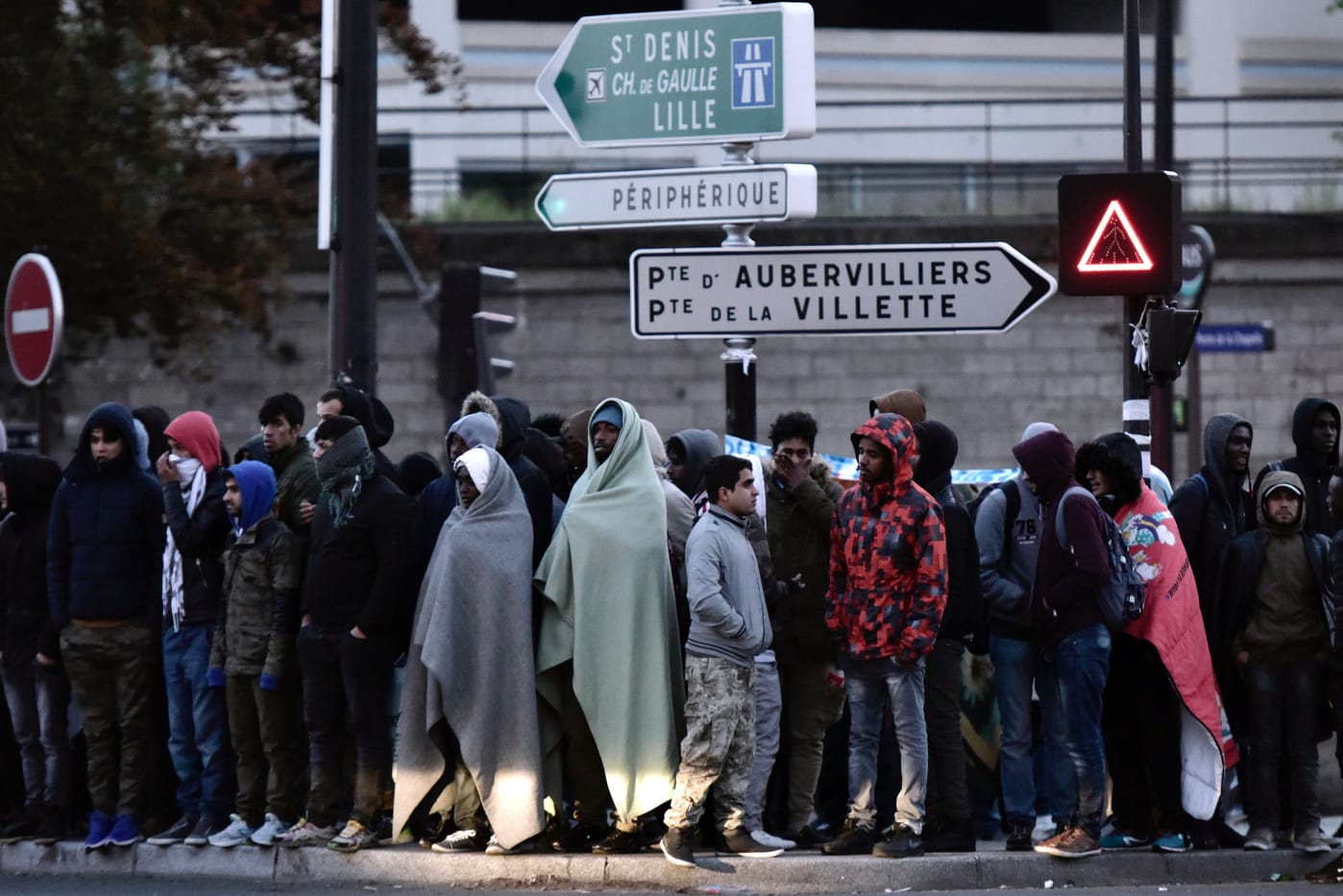 Groupe de migrants marocains en attente à Lille, France.
