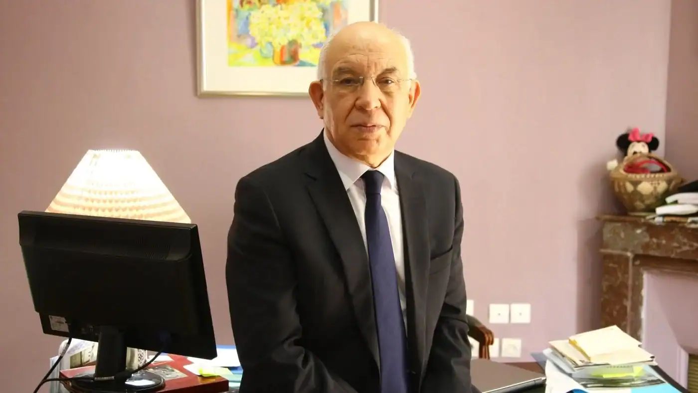 Rahabi, homme d'affaires, en costume dans un bureau.