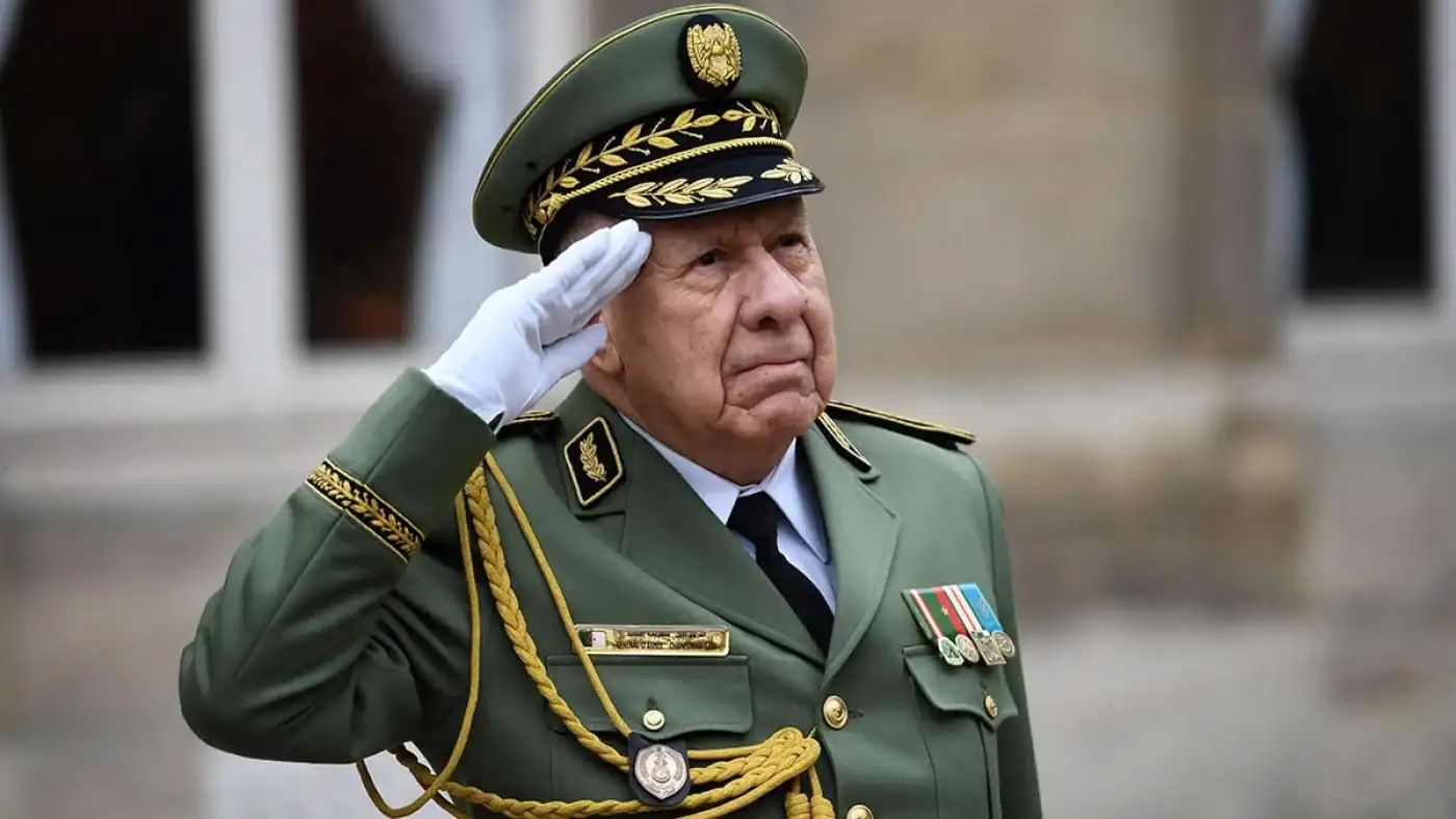 Officier militaire en uniforme saluant lors d'une cérémonie officielle.