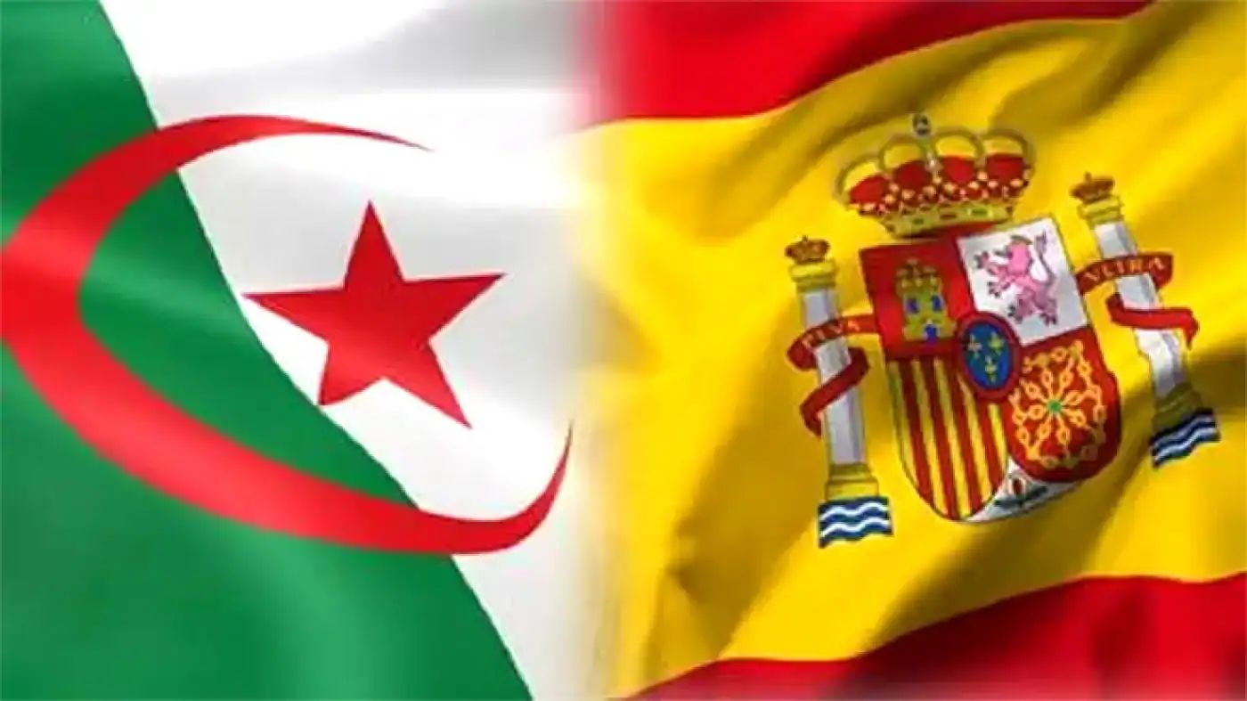 Drapeaux d'Algérie et d'Espagne côte à côte, symbolisant leur relation commerciale.