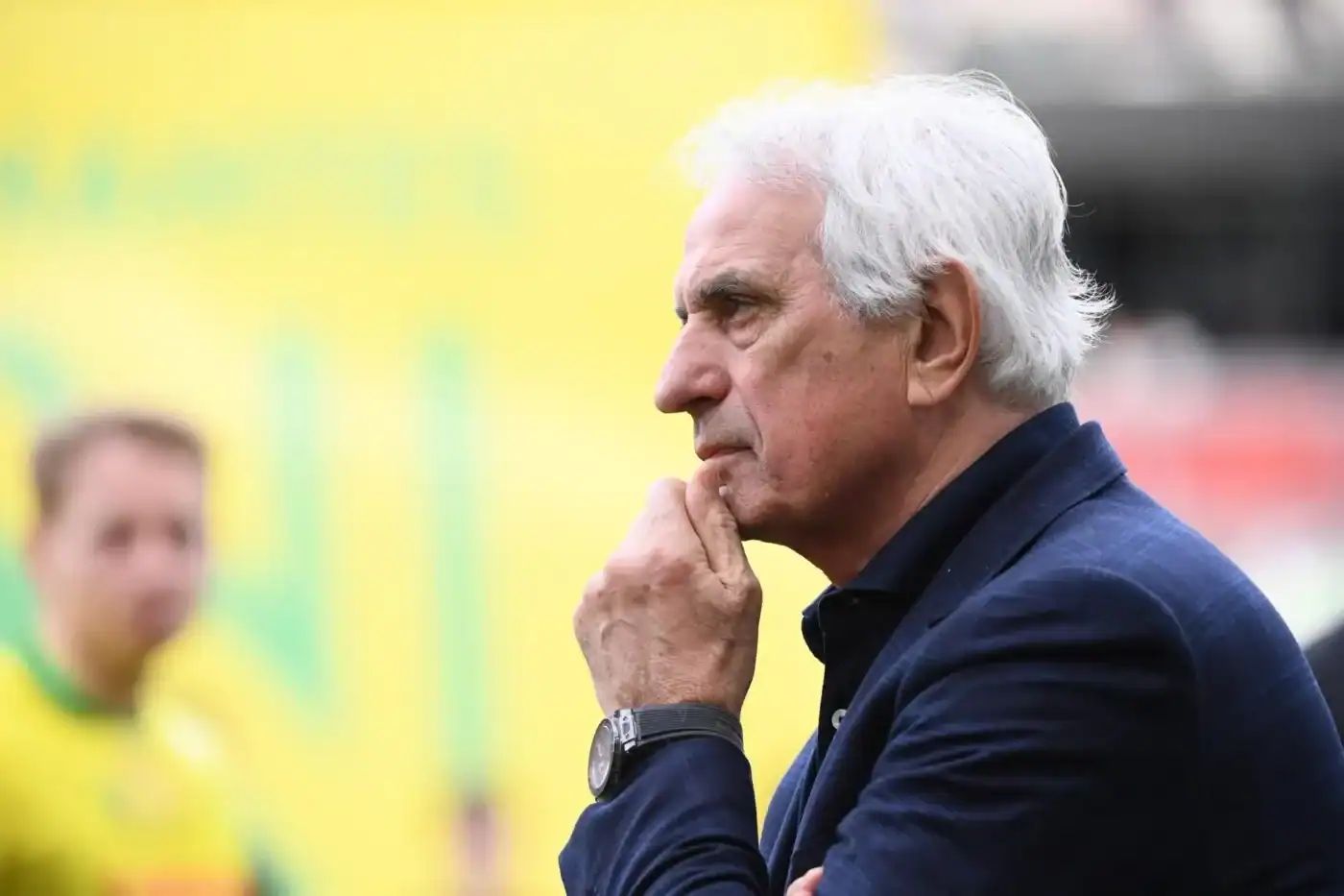 Vahid Halilhodžić, entraîneur de football en réflexion.
