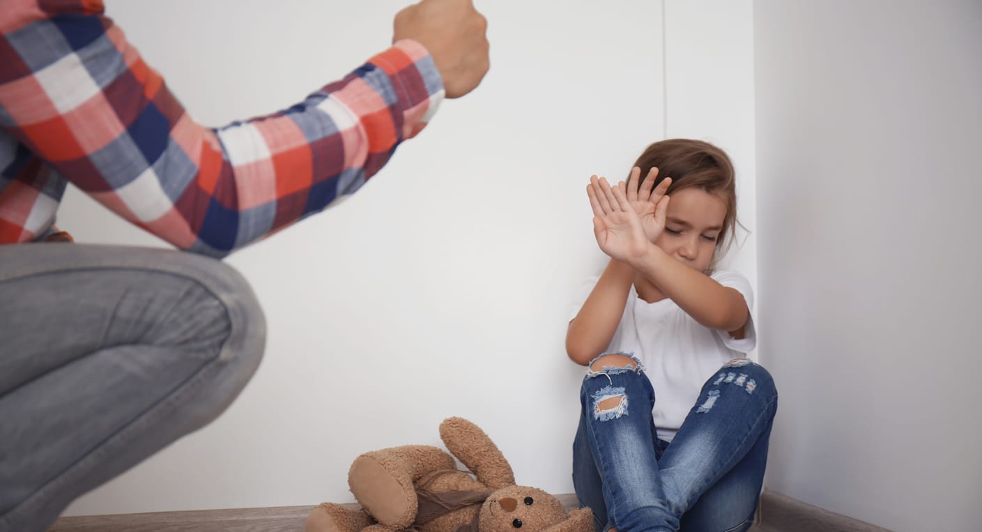 Violences choquantes à Mostaganem : la vidéo d’un père frappant son enfant provoque l’indignation sur le web