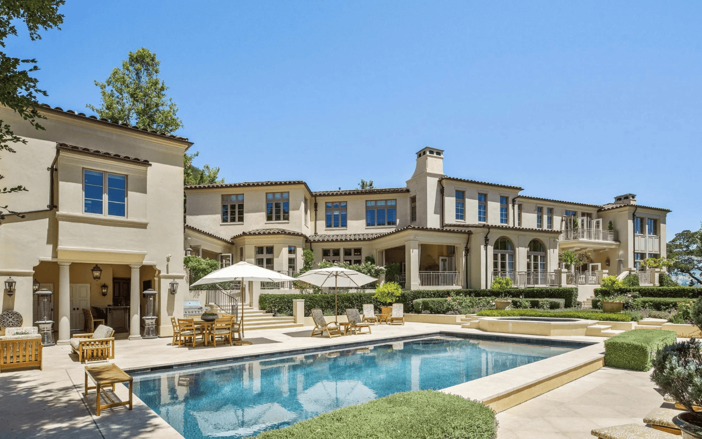 Magnifique manoir avec piscine et jardin luxuriant en Californie.