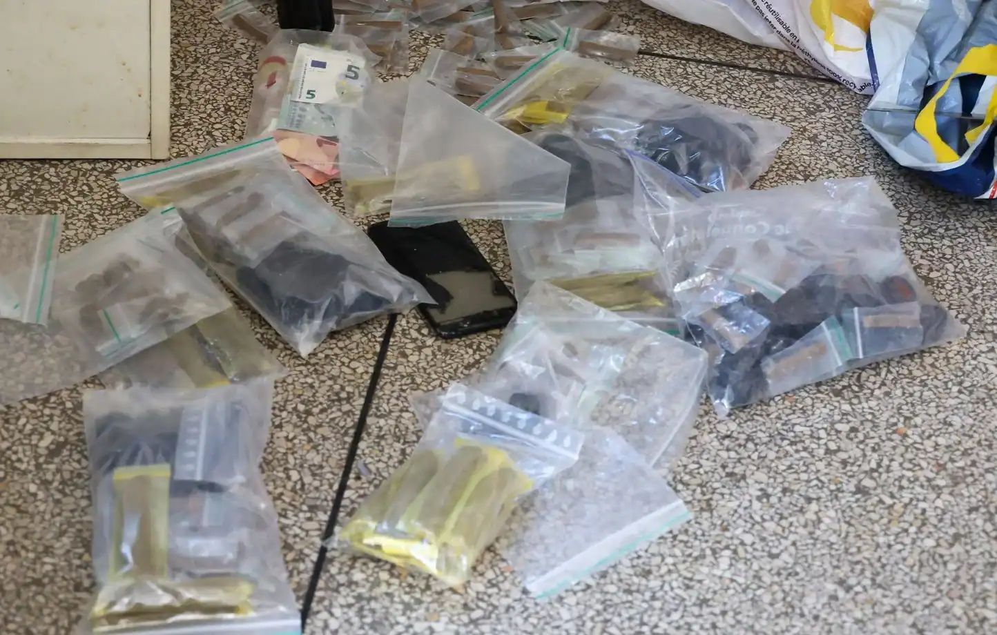 Matériel de trafic de drogue saisi en France, sacs avec substances et objets divers.