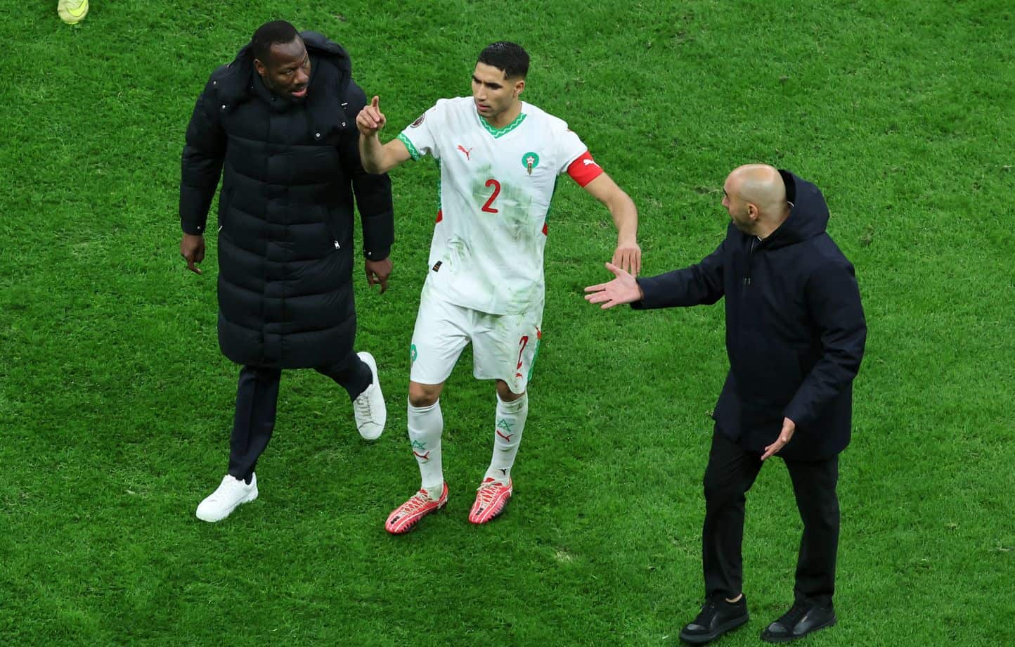 Regragui et Thiaw en discussion après la finale de la CAN 2025.