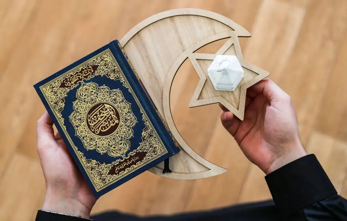 Livre sacré du Coran avec décoration de l'Aïd el-Fitr.