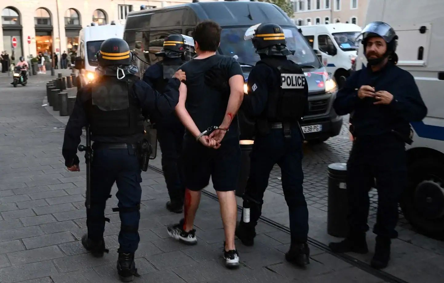 Policiers arrêtant un homme lors d'une intervention à Marseille.