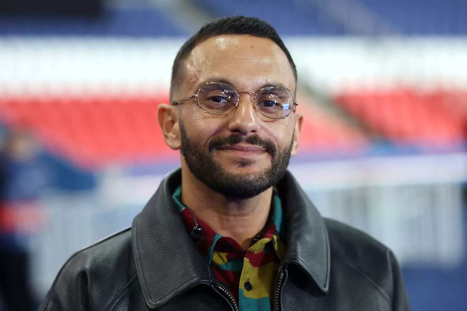 Malik Bentalha, humoriste, en public lors d'un événement.
