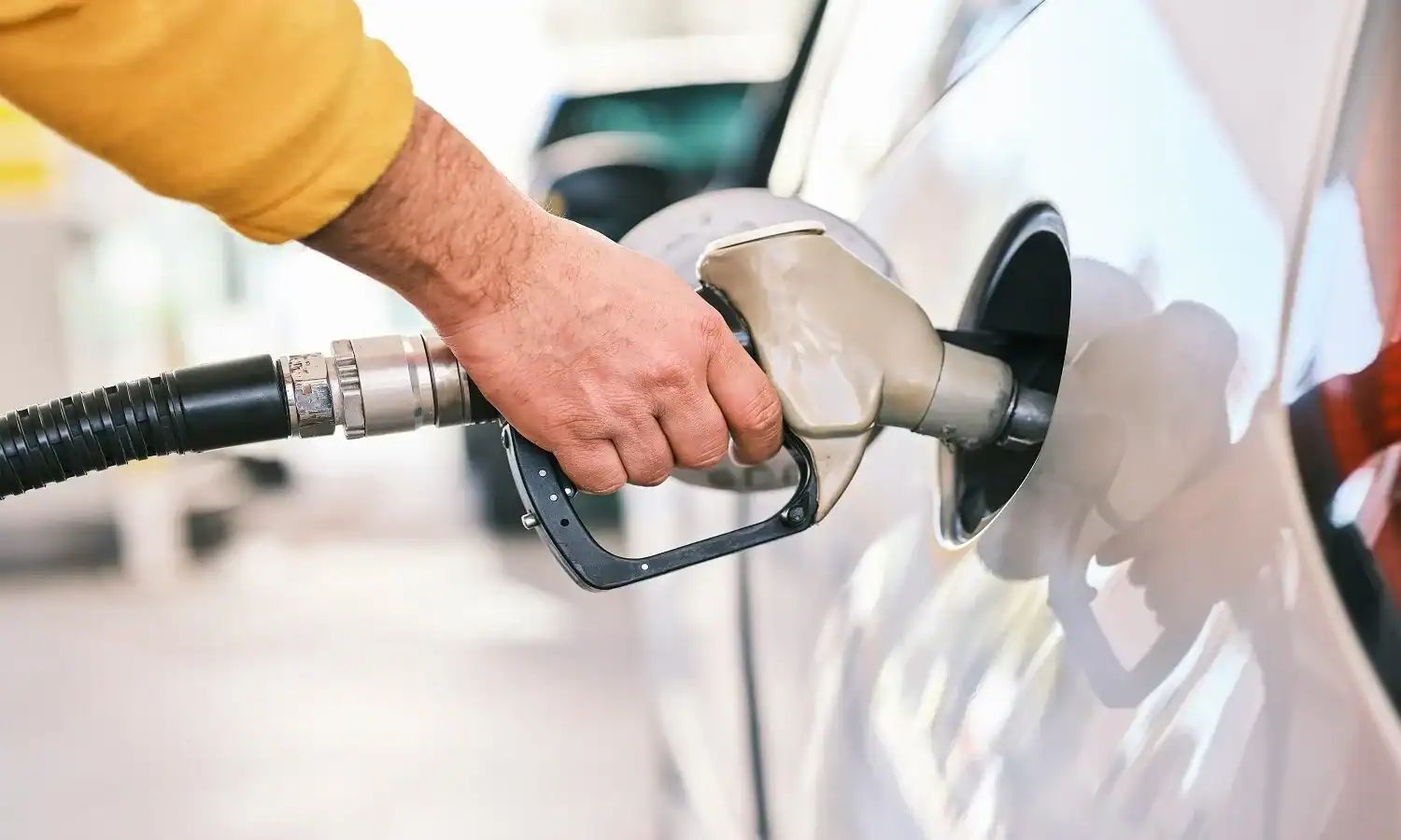 Remplissage d'une voiture avec du carburant à la pompe.