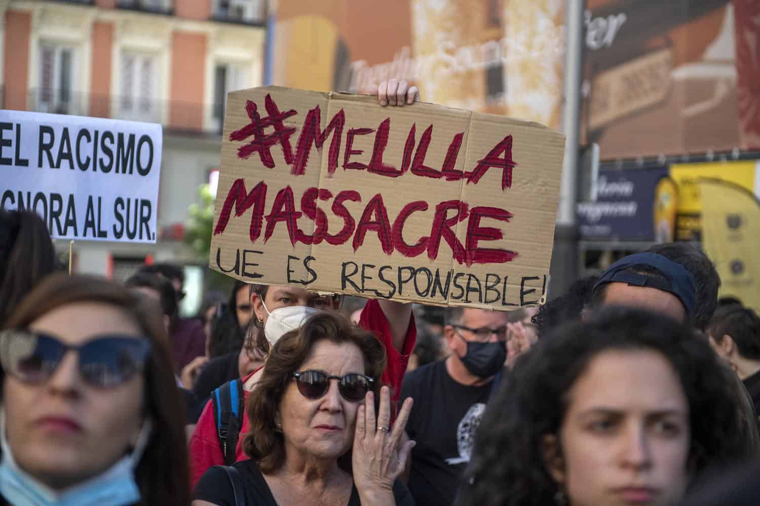 Manifestation avec pancarte #MELILLA MASSACRE en Espagne.