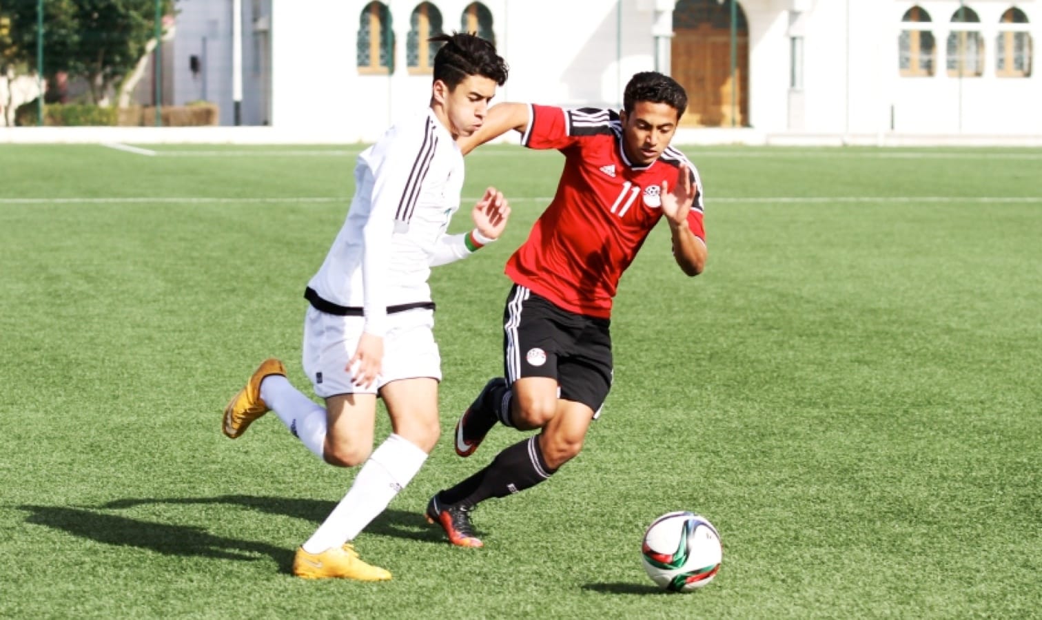 Jeunes joueurs de football U17 en action lors d'un match.
