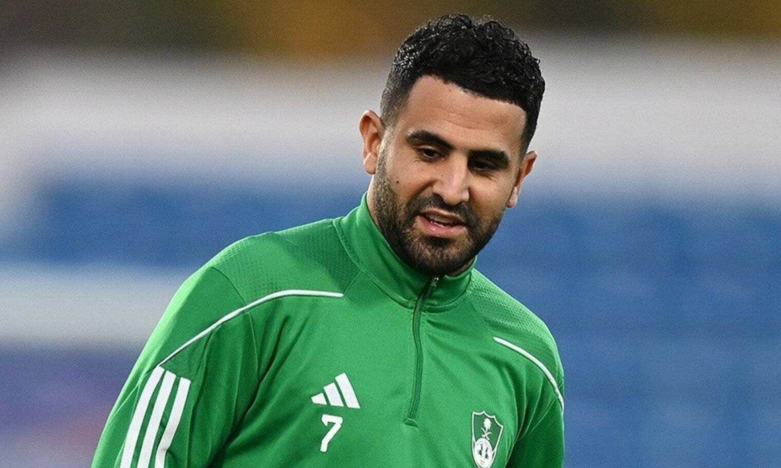 Riyad Mahrez en tenue d'entraînement verte avec logo de l'équipe.