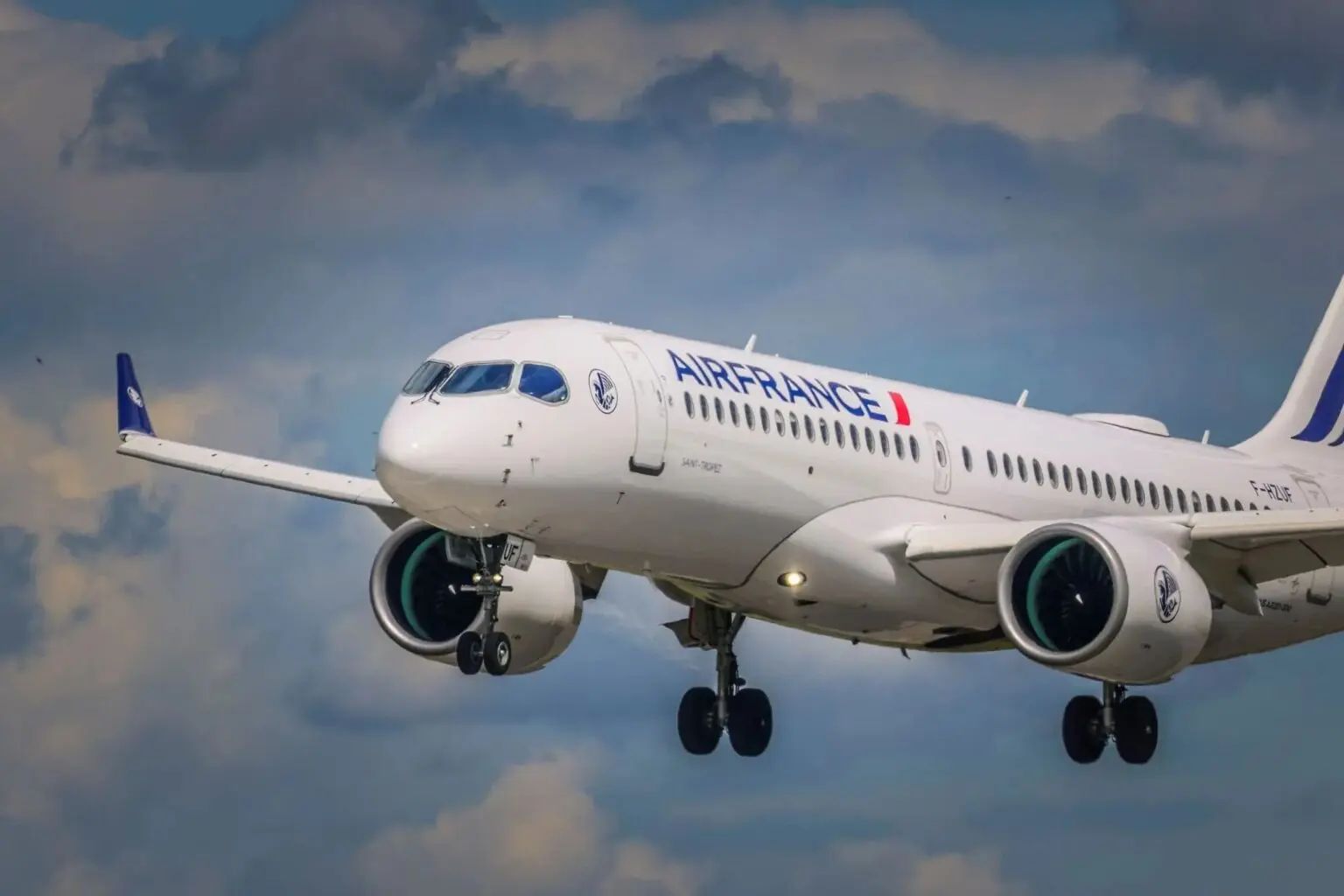 Avion Air France en vol dans le ciel nuageux.