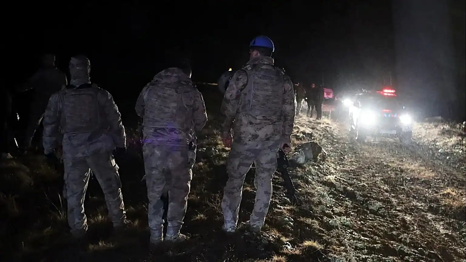 Groupe de personnes sur le site d'un accident de nuit en Turquie.