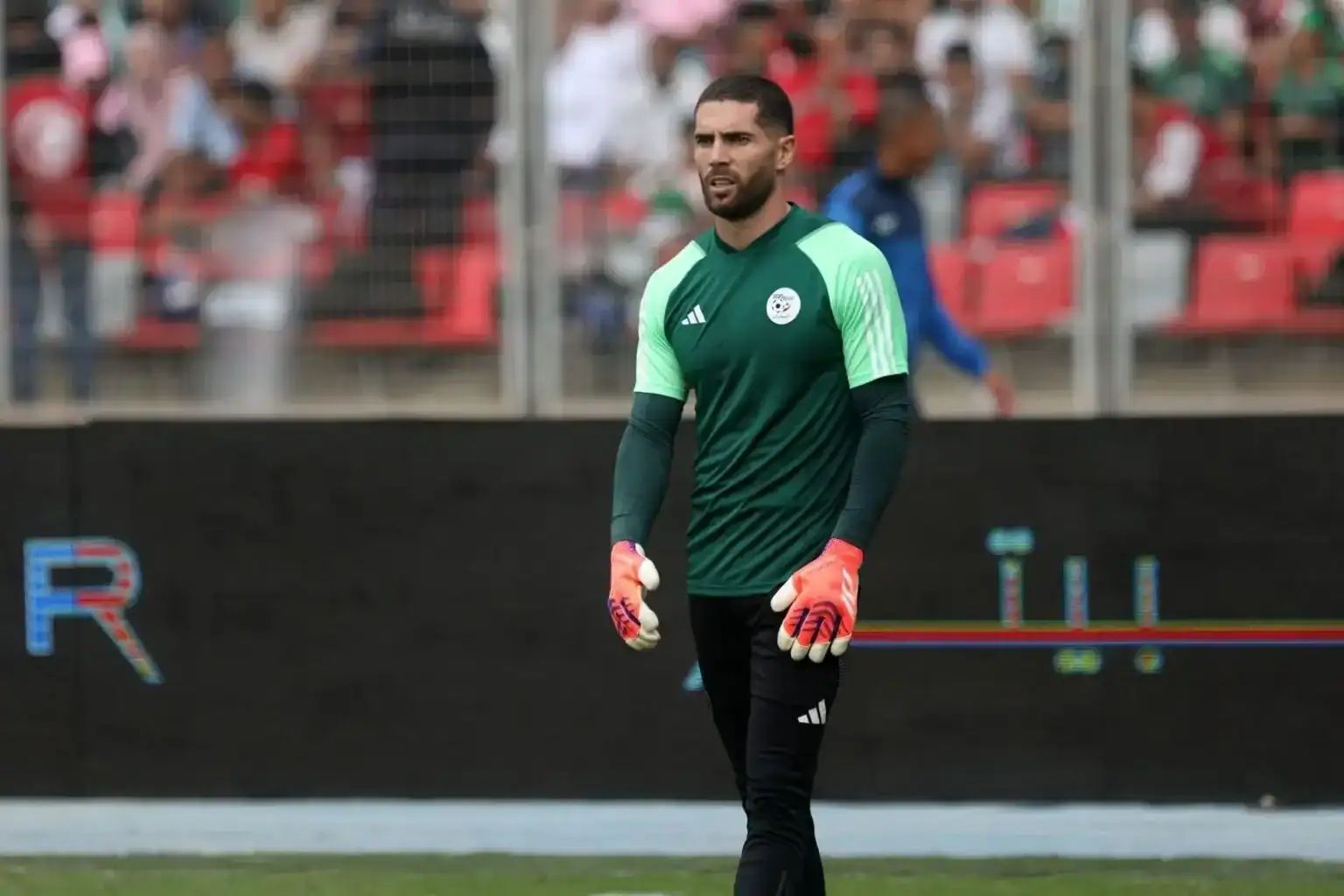 Luca Zidane, gardien de but, en pleine action sur le terrain de football.