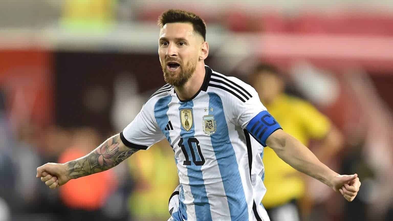 Lionel Messi en Argentine, célébrant un but avec passion.