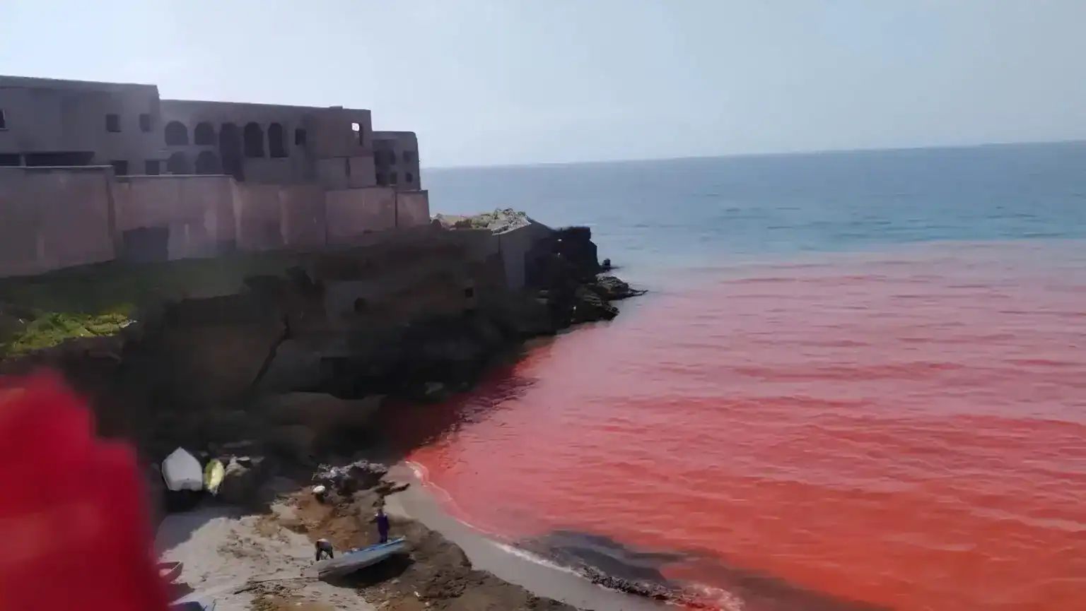 Mer rouge à Aïn Benian avec coloration inhabituelle de l'eau.