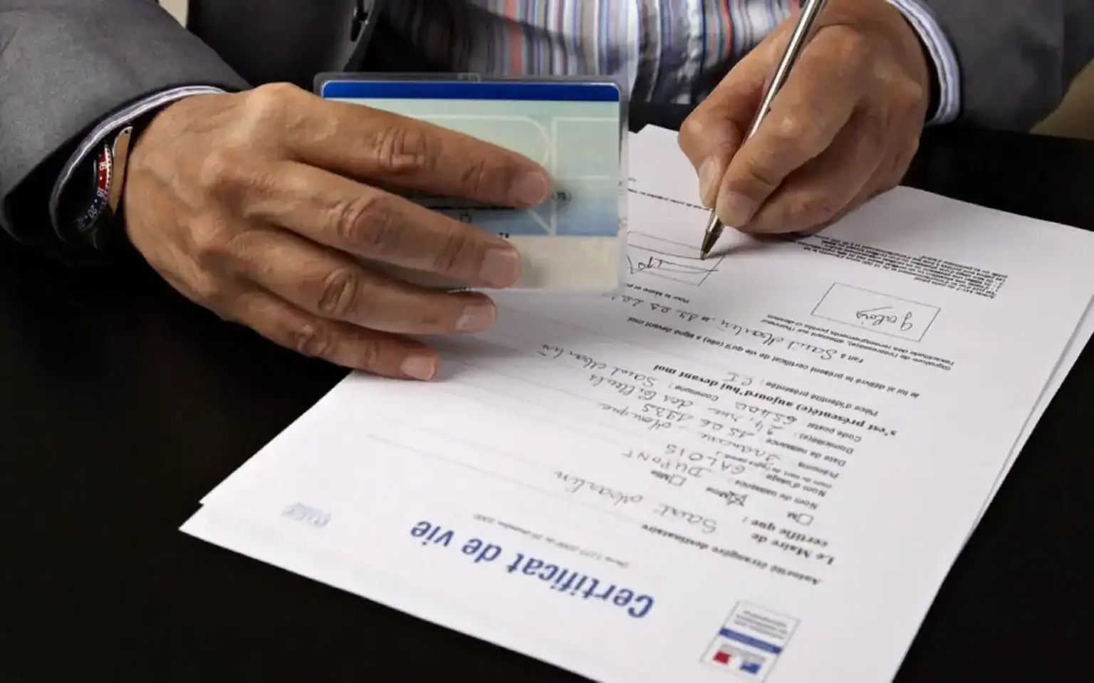 Signature sur un certificat de vie pour retraite en Algérie.