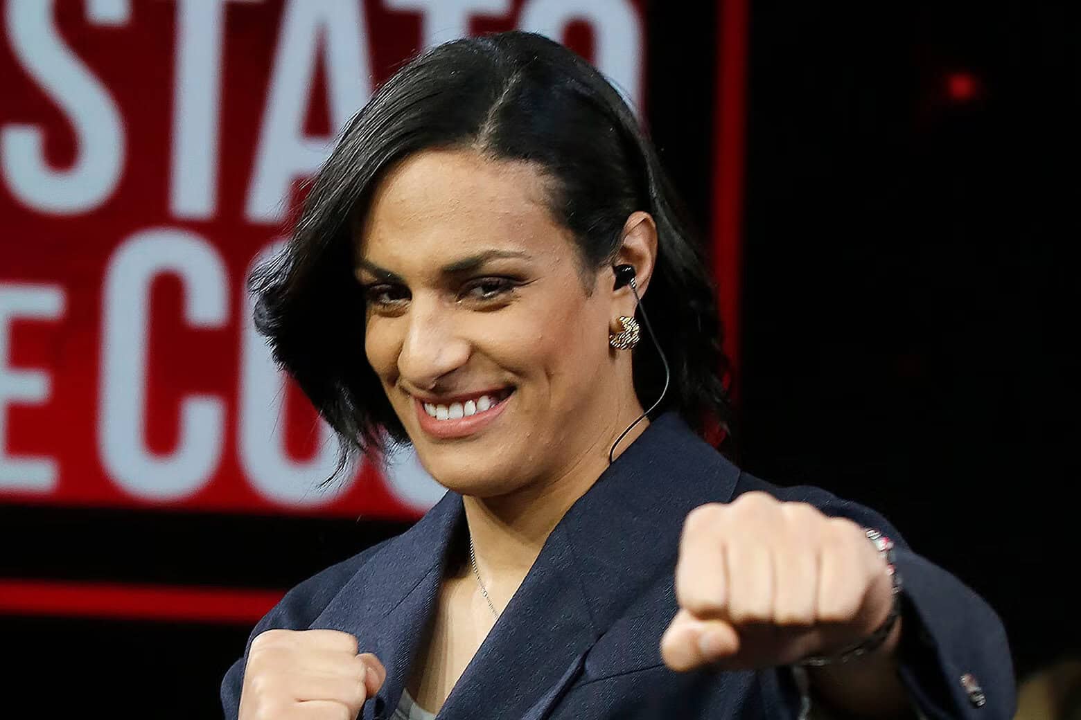 Imane Khelif lors d'une intervention, souriante et confiante.