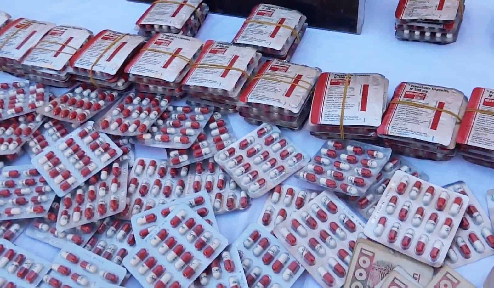 Pilules stupéfiantes saisies à l'aéroport d'Alger, en emballages scellés.