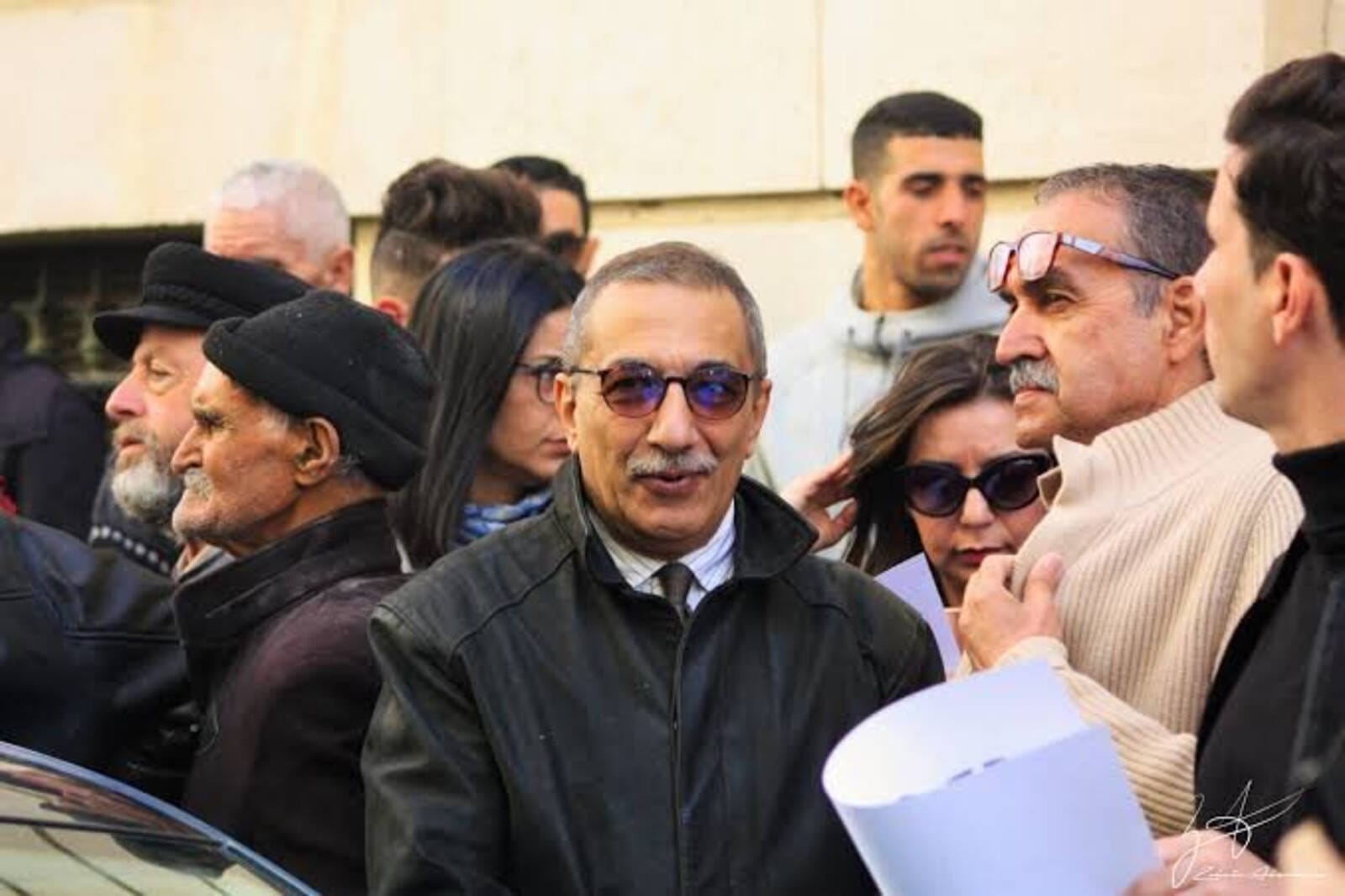 El Kadi Ihsane entouré de personnes lors d'une sortie publique.