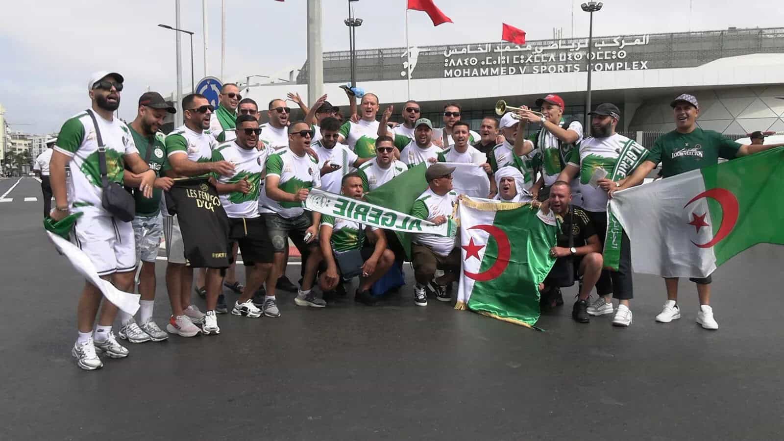 Supporters algériens avec drapeaux à Rabat pour un match.
