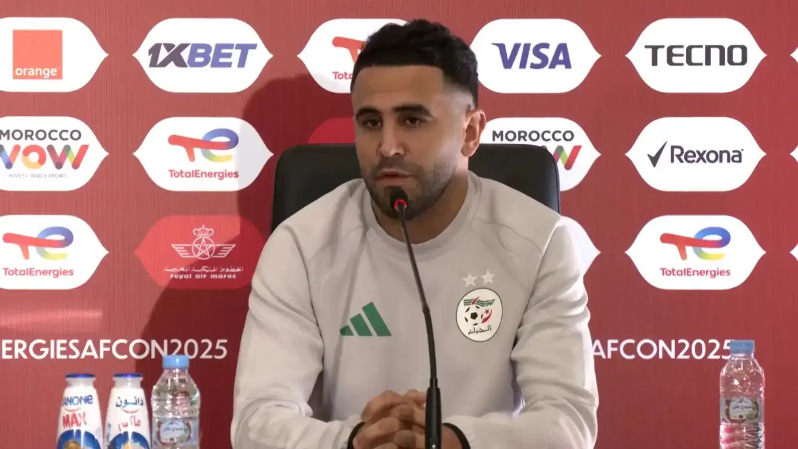 Footballeur algérien lors d'une conférence de presse avant le match.
