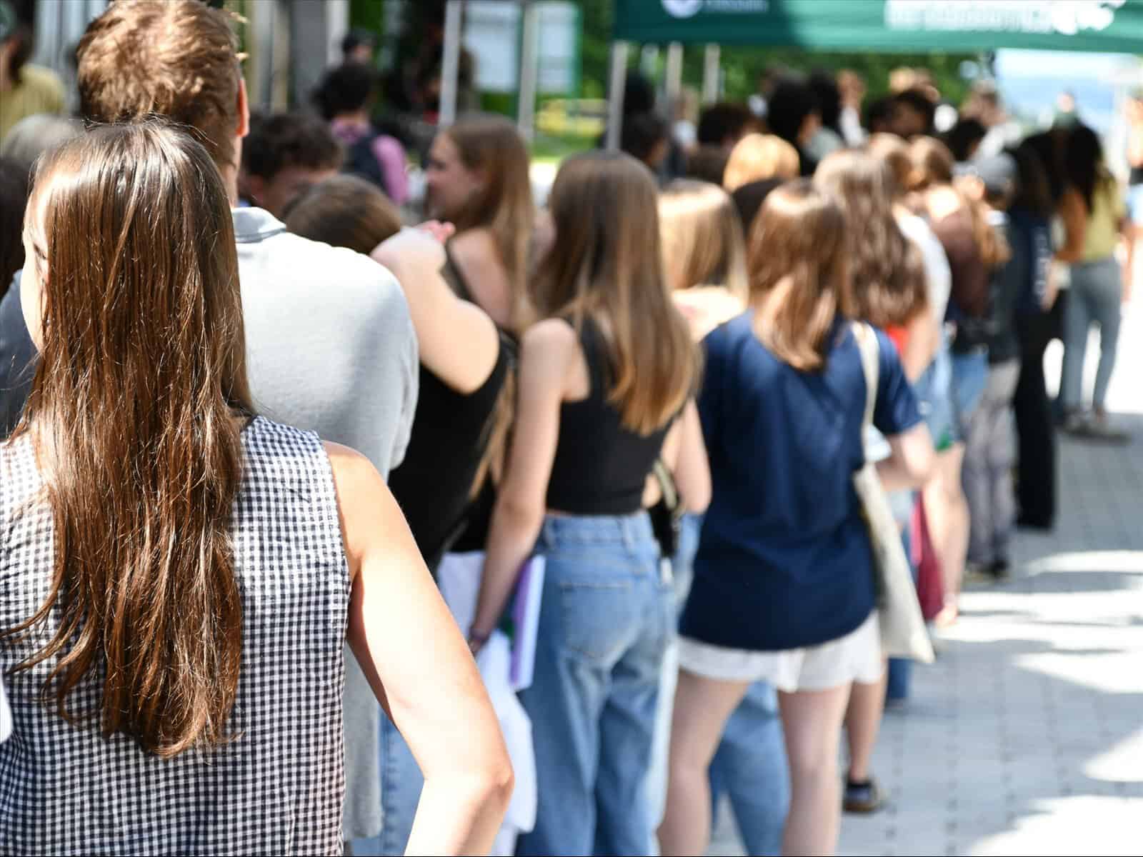 File d'étudiants étrangers en attente au Québec en 2026.