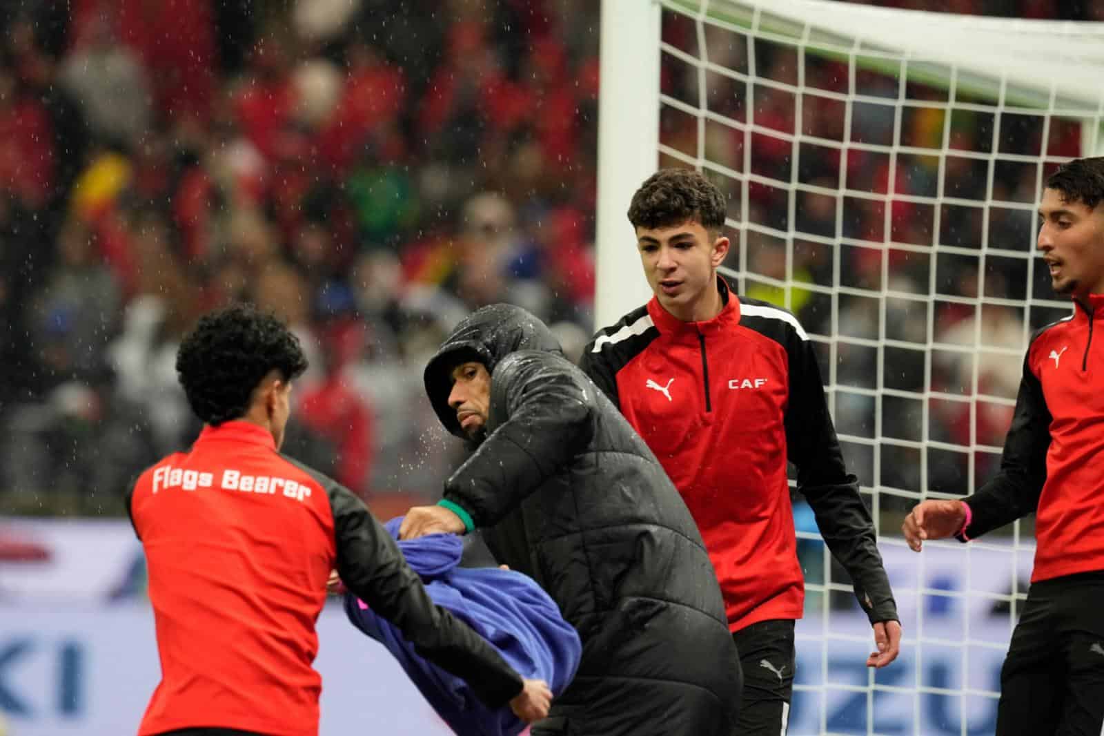 Joueur de football aidant un coéquipier blessé sur le terrain.