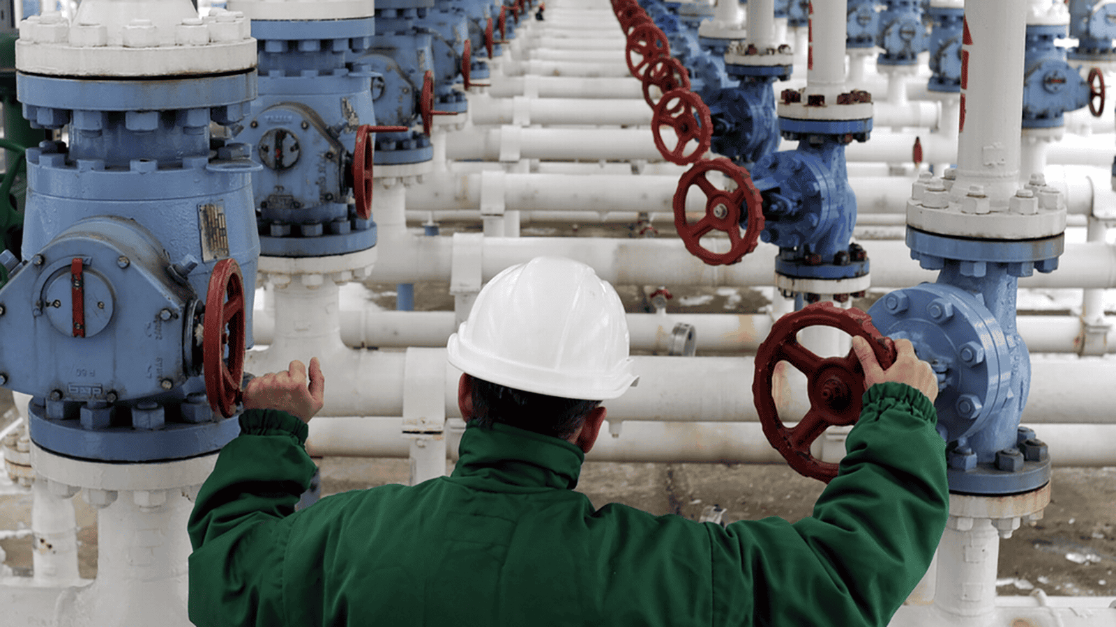 Ingénieur vérifiant les pipelines de gaz en Algérie.