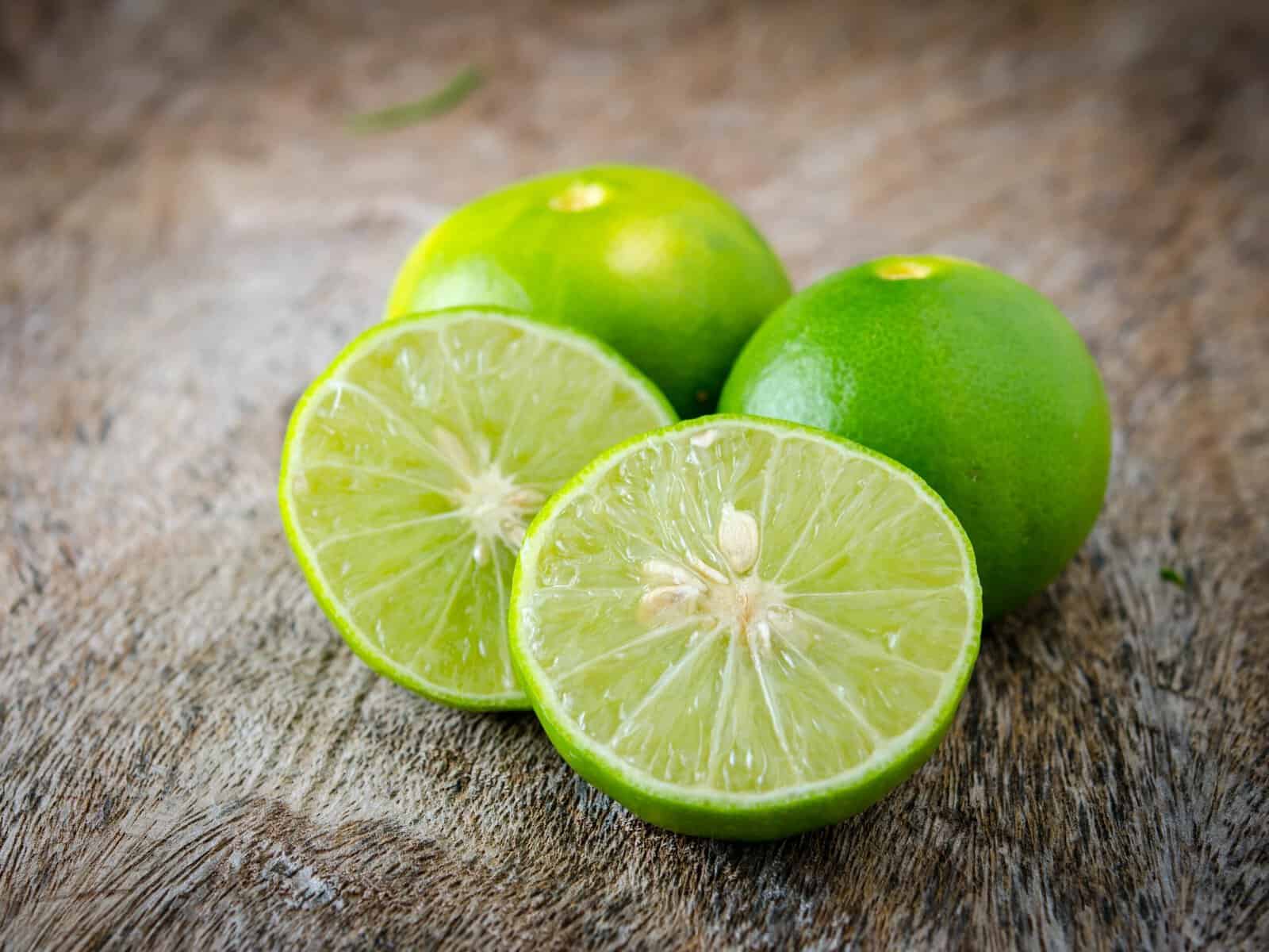 Limes verts frais, parfaits pour le jus pendant Ramadan.