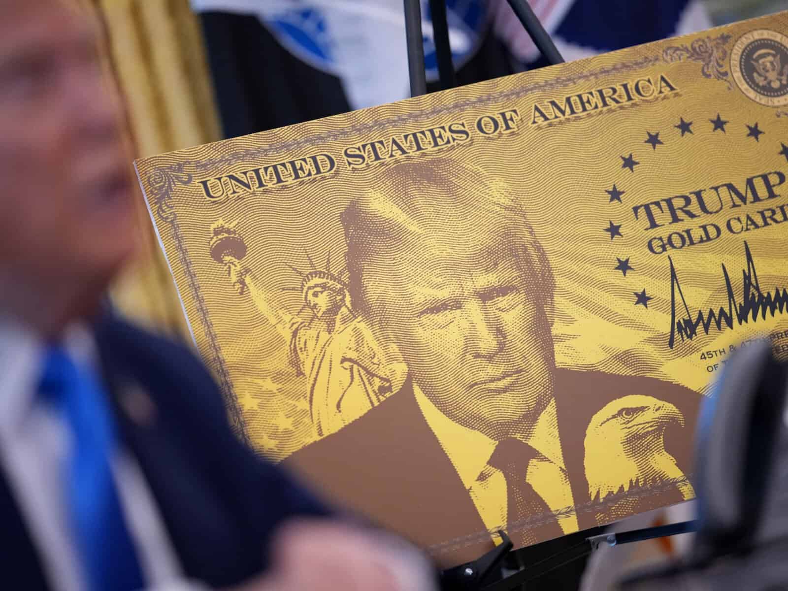 Carte Gold Card Trump USA avec image de Donald Trump et symbole américain.