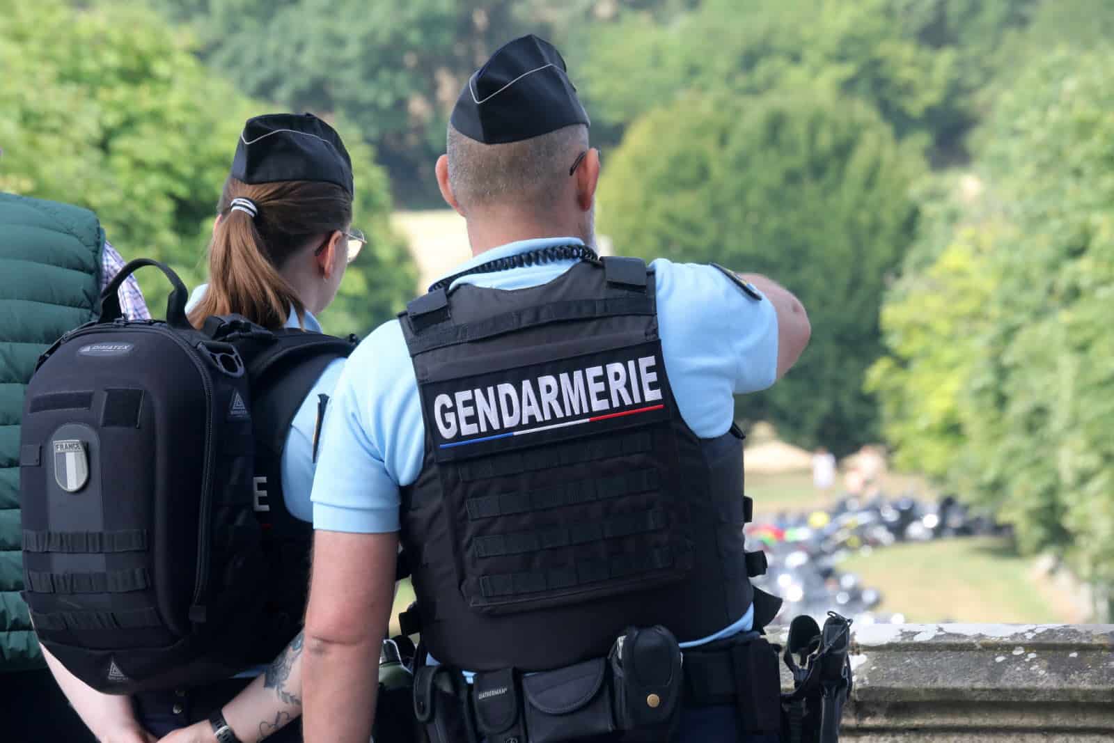 Gendarme algérien en uniforme avec collègue dans un environnement extérieur.