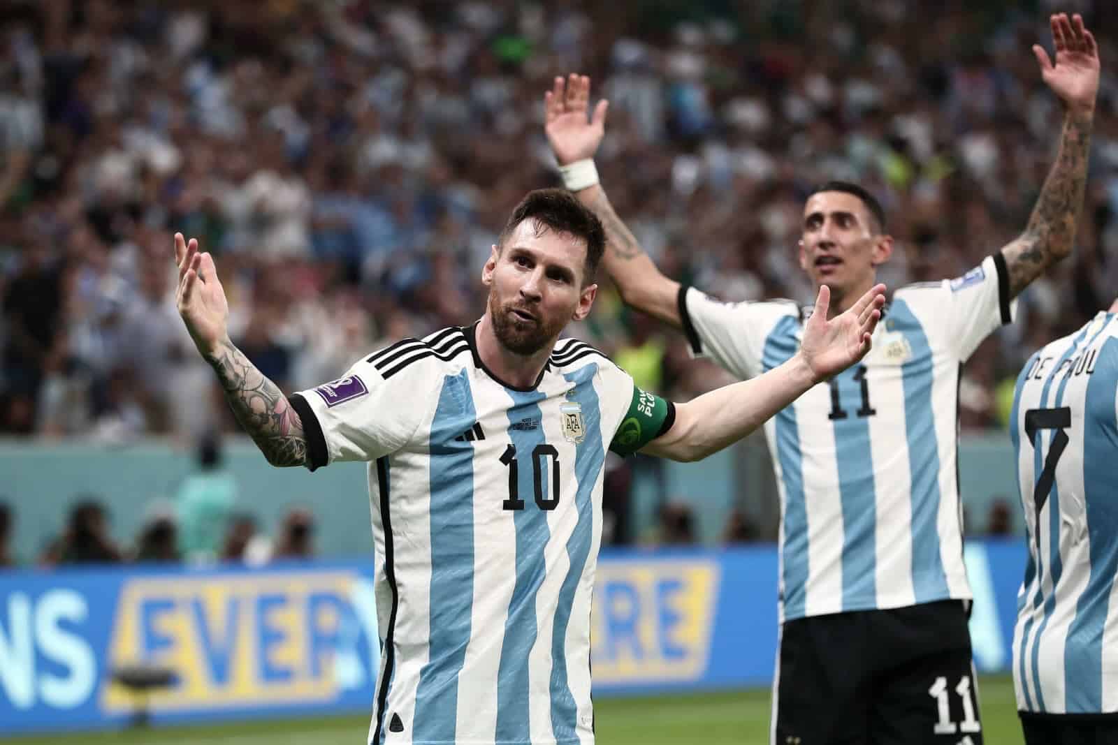 Lionel Messi célèbre avec ses coéquipiers lors d'un match de football.