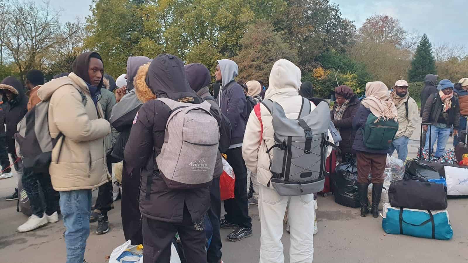 Groupes d'Algériens avec bagages lors d'une expulsion en France.