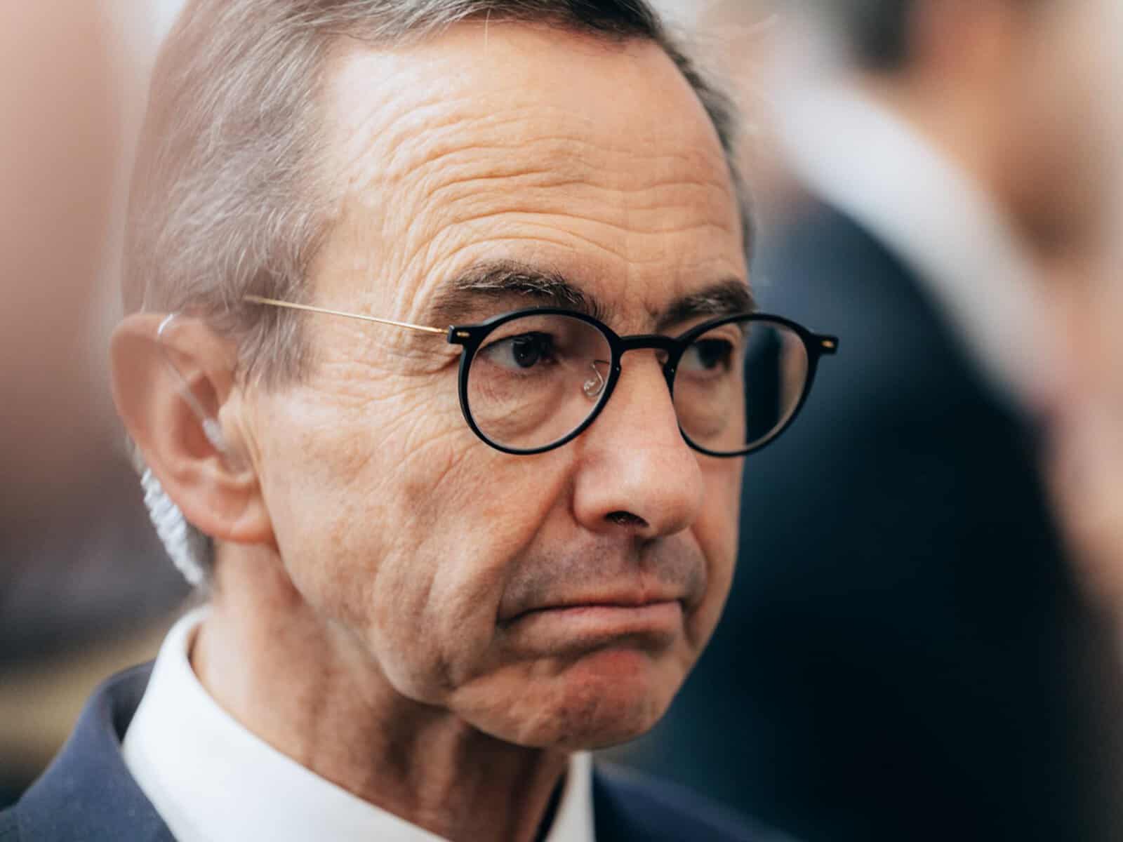Homme politique lors d'un débat en France.