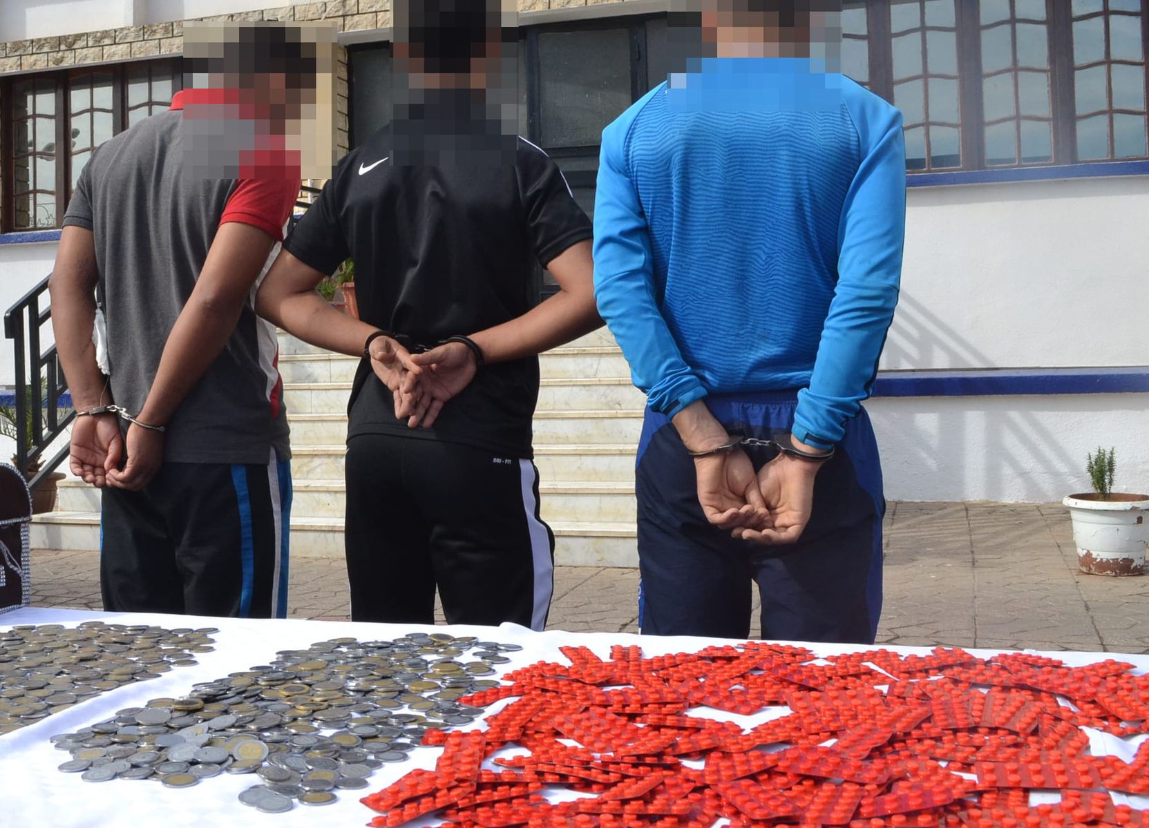 Trois personnes arrêtées avec des drogues et des médicaments en vente illicite.